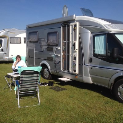 leerkracht basisschool tot nov.2013,trotse oma van 5 kleinkinderen,taalcoach bij de LEV en vrijwilliger bij Speelcadeau.Genieten van onze camper.