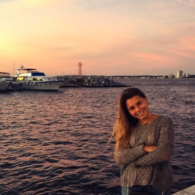 lupolyblank's profile picture. Abrazarse al dolor no nos deja brillar..