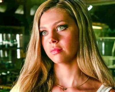 Tessa • Senior in High School • Daddy's girl • With the Autobots • @ShaneDysonAOE_ is mine