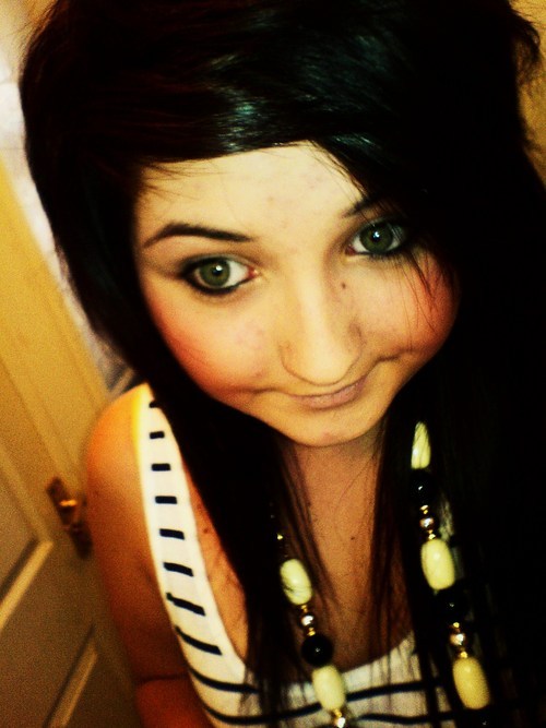 Victoria Baldock
i prefer vic :)
fourteen, fifteen on july 3th
bestfriends mean alot
and i bum music :D