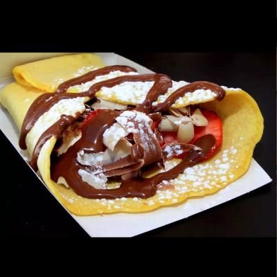 Bringing you the new craze! Chocolate kebabs/Chocolate Shawarma! Hazelnut chocolate and praline cremino shavings in a sweet pitta/crepe!
Available for Events