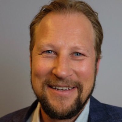 47 år och uppfödd mer el. mindre på Solänget. Delägare i 3 travare och spelar på trav med Jan som varit min vän i 40 år.