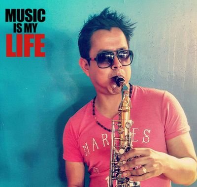 nemex villegas: saxofonista,piano,compositor y cantante de música regional mexicana, pop y alternativo.