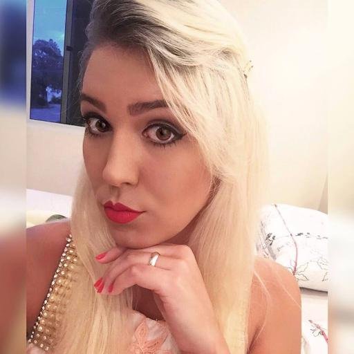 Acadêmica de Direito, atleta de voleibol. Geminiana com característica diferenciadas, ainda que teimosa, ciumenta e super versátil.
