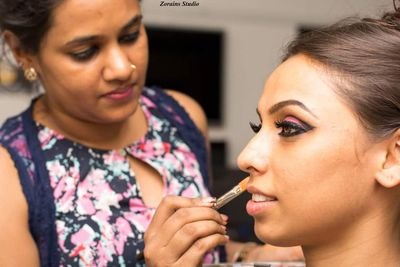 A new generation aspiring makeup artist who believes in making women look effortlessly beautiful. Specializes in Natural, Bridal, Party, HD and fashion makeup.