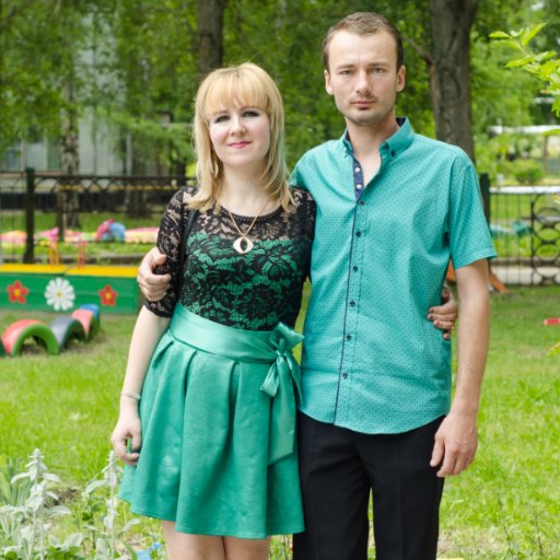 Люблю футбол,работаю продавцом,женат,воспитую сына.