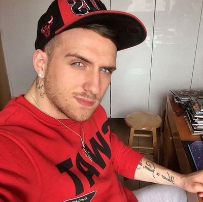 ♻Bienvenue dans mon monde jeune abonner♻ Mon but est de te faire rire ! suit moi pour de grosse aventure
Snapchat : Matzoo75