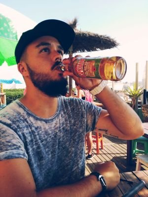 Barbero y Algecirista de corazón.⚪️💈🔴 No es más rico el que más tiene, sino el que menos necesita.