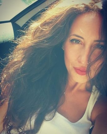 iremkaralp's profile picture. Yaş aldıkça gözünde pembe olan dünya siyaha dönüyor