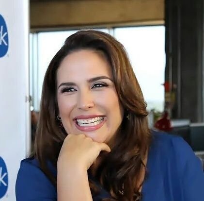 Gifs sobre a artista mexicana @angelicavale.