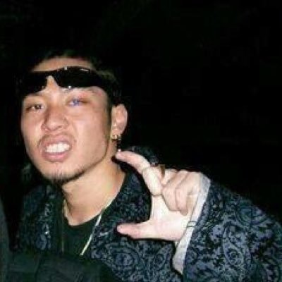 2007年NewZeaLandに渡り5MC Jap rap crew A.n.D(Angel&Devil 2side connection)結成、その後埼玉Underground Hip–Hop team Resistanceに加入、尚同胞であるScar dogとSacrifiSとして活動を共にしている。