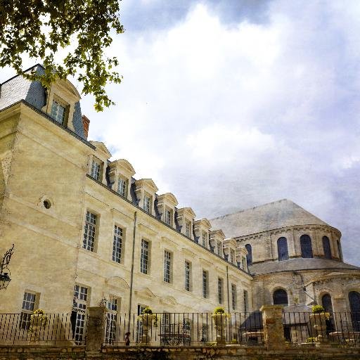 A proximité des célèbres châteaux de la région, le Grand Hôtel de l'Abbaye recèle de nombreux joyaux architecturaux comme sa façade ou son escalier.