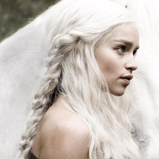 Soy Daenerys de la Tormenta de la casa Targaryen, primera en su nombre, reina de Jaén, rompedora de cadenas y madre de dragones