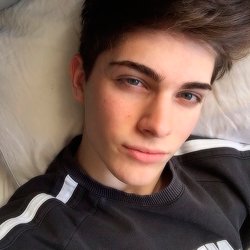 18; teen king. ㅤ › like time, my texts are infinite. ㅤㅤㅤㅤ ❛i might not be the smartest, but i'm the king of black ops.❜