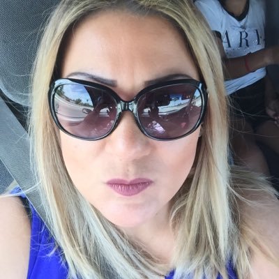 madre de dos hermosas angelitos