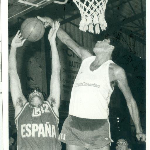 Ex jugador de baloncesto del Canarias, Granca, Cáceres y Canarias de nuevo,   marido de Isabel y padre de Daniel, tengo corazón 🖤💛¡¡ Feliz ...muy feliz!!