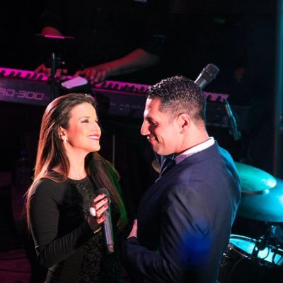 Ana María Roldán y Adrián Céspedes, presentando en vivo la 'Música Plancha', junto a un grupo de excelentes músicos.