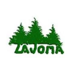 En la inmesidad de un valle, escondida entre repliegues de verdes montañas, con inespereados vistas al mar, se ubica la casa de labranza La Joma