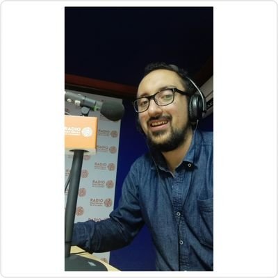 Comunicación Social y Periodismo - locutor por vocación - tomador de pelo profesional - fanático de los comic's - soñador despierto - adicto al romance.