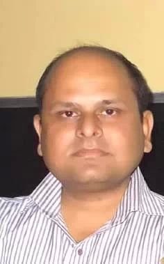 डॉ पुनीत बिसारिया बुन्देलखण्ड विश्वविद्यालय झाँसी से संबद्ध नेहरू पीजी कॉलेज, ललितपुर में हिन्दी के प्राध्यापक हैं।