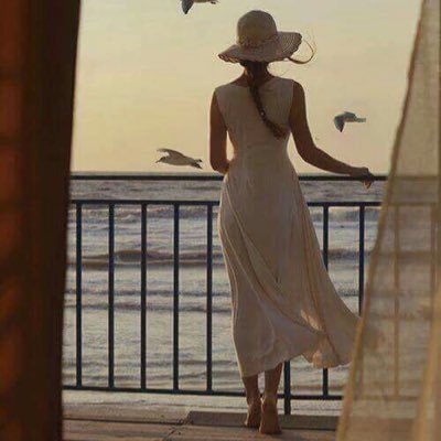 وكأنك تاخذين الورد شهيقا و تخرجين العطر زفيرا بربك اتتنفسين جمالا