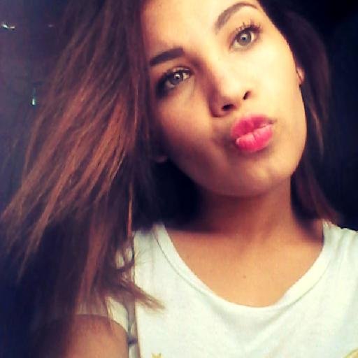 Sonrie, Baila REGGAE♥ Y Diviertete:$ atrevete a caminar aunque sea descalzo, a sonreir aunque no tengas motivos, y ayudar a otros sin recibir aplausos(yn)