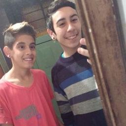 SOY UN CHICO DE 14 AÑOS CUYO OBJETIVO ES SACARLE UNA SONRISA A LA GENTE O AL MENOS ESO CREO.