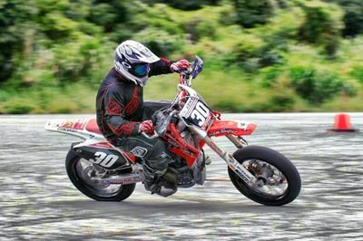 沖縄にて、バイクライフを地道に、エンジョイしています。