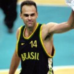 Ícone do esporte brasileiro. Maior jogador de basquete de todos os tempos. Oscar merece o carinho de todos os brasileiros. Vamos segui-lo!