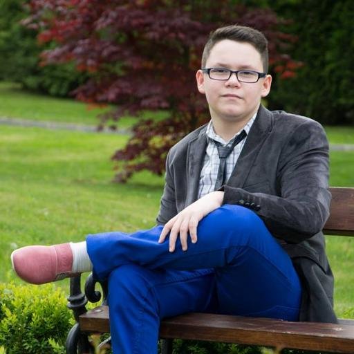 Am 16 ani, sunt blogger, jurnalist online si moderatorul unei emisiuni la radio.