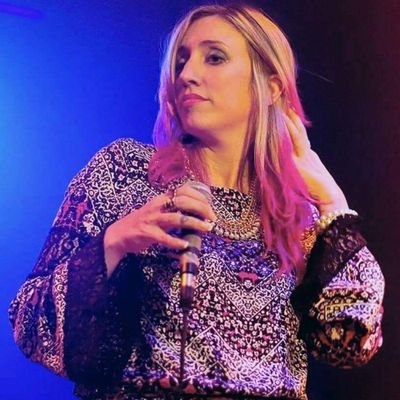 Soy una de esas que siempre tildan de rara. Feminista. Madre de otra feminista. Estatal. Abogada. Cantante.
