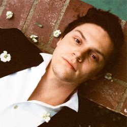 evanwhsrpg's profile picture. vampire - professeur de physique-chimie