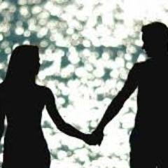 Un conegut tuitero i una coneguda tuitera coneixent-se a fons.
Addictes a l'amor i al bon sexe.