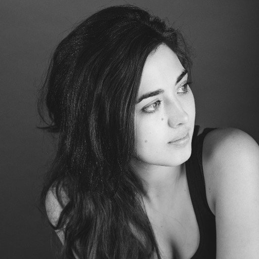 _Maxine_'s profile picture. there is no box.