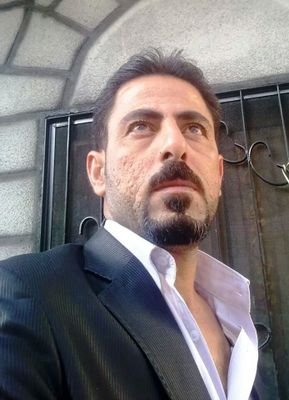 ‏لستُ إلا ... مُستجدياً يحاولُ عبثاً .. أن يلملم فُتاتَ  الحرفِ النّازِفِ من جَرحِ الـوطن