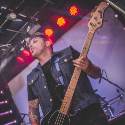 Bajista y compositor de @verticalpy y @cieloambarpy