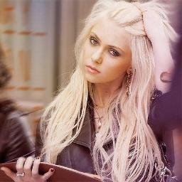 PhantcmGuard's profile picture. “They look so real! Why is there never any air?“ {The fourth one.} Night guard from FNAF 3. @MyRottenCore bit his way into my heart ❤️