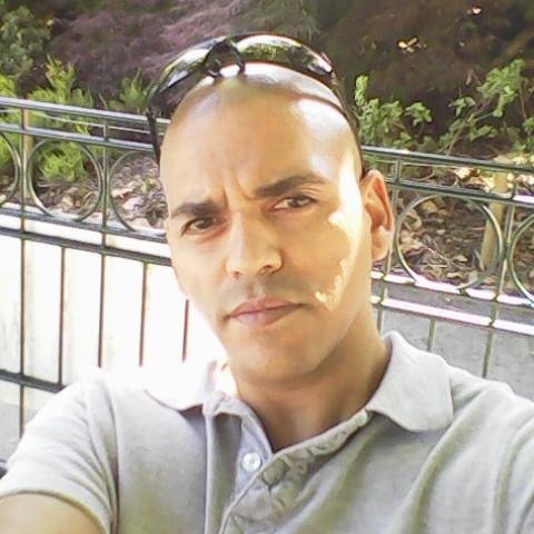 Je suis l'eau qui dors, j'aime pas les cons, les radicaux les gens qui ne respectent pas le système. J'aime le silence la politique la musique ma famille.