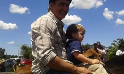 Uruguayo, casado, 4 hijos, Católico, Ingeniero.