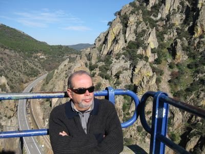 Profesor jubilado (por suerte), aficionado al motor ( motos, coches, mecánica) y a viajar.
Soy amigo de mis amigos, ciclista, andarín, murciano y andaluz.