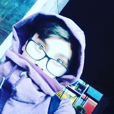 joven chileno que le gusta los video juegos
juagar con sus amigos 
y hacer cosas locas ok no 
^-^
