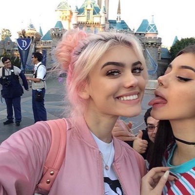 _maryrpgsa's profile picture. on s'aimait avec maladresse et baisait avec romantisme, on s'envoyait en l'air jusqu'à oublier que nos pieds étaient sur terre.