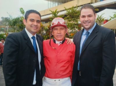 Apasionado por el Hipismo, Hijo de la Gloria del Hipismo Venezolano el gran Argenis Rosillo El Zancudo y hermano de entrenador de caballos Ricardo Rosillo