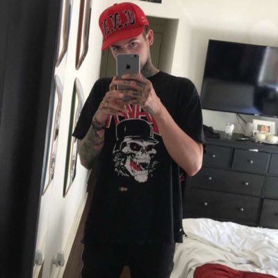 holIywoodblvd's profile picture. and all the girlies say i'm pretty fly for a white guy