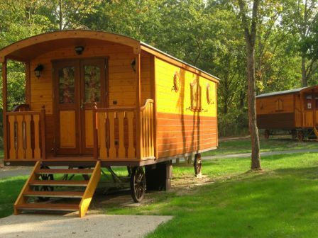 En forêt de Fontainebleau, l'Ile de loisirs de Bois-le-roi propose une nouvelle formule d'hébergement en roulottes pour les familles, groupes d'amis, séminaires