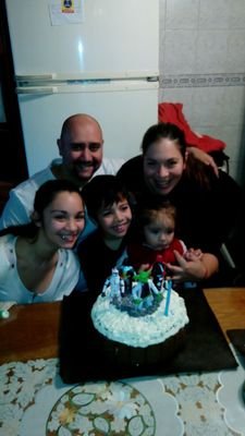 La vida q tenemos es la q nos toco. No te quejes de ella y vivela a full.