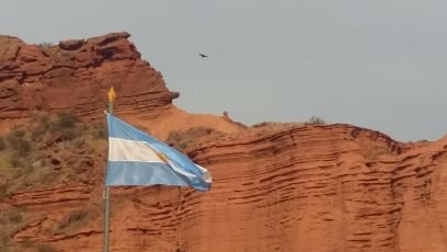 Argentino. amante de las cosas simples y de los viajes. Gallina hasta la medula y con un sueño. ... que Alguna vez nos daremos cuenta que somos todos iguales..