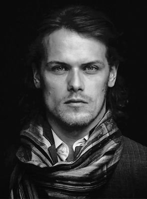 Sexiest knees on TV, Sam Heughan's.  Great actor, the only man to embody Jamie Fraser. Cuenta creada con humor, amor y respeto #JamieFraser #SamHeughan #JAMMF