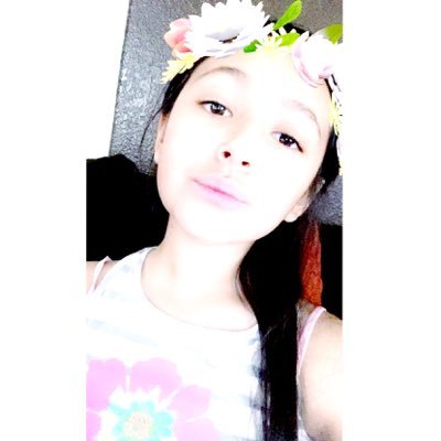 vanessaB2689's profile picture. just smile to look nice:)