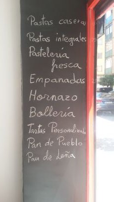 Panadería-Alimentación Aguado. Calle padre Francisco Suárez 10 (Valladolid) cerca de colegio ponce de leon. Pan de leña, pastas caseras, bollería, hornazo...